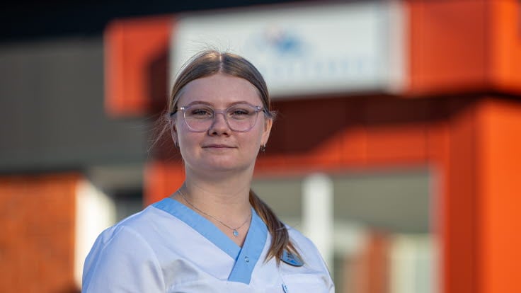 Tilde i arbetskläder utanför Folktandvården i Arjeplog